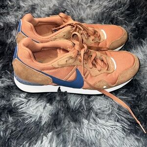 Nike venture runner